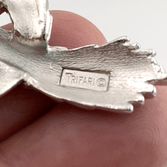 CROWN TRIFARI Christmas Bow Ribbon Broach Pin 2" Silver tone Textured Knot VTG - Picture 5 of 8